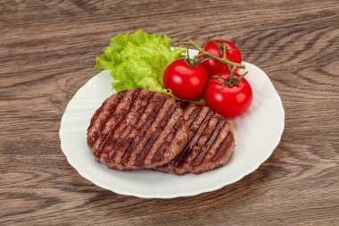 Domates soslu ızgara burger pirzolası