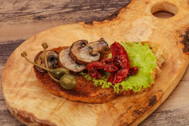 Mantarlı vegan bruschetta ve kuru domates.