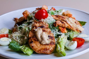 Kızarmış tavuklu Sezar salatası.