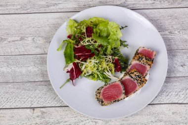 Susamlı taze dilimlenmiş ton balıklı salata.