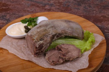 Gurmet domuz dili aperatifi.