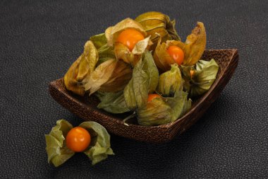 Olgun kış kiraz yığın kabın içinde