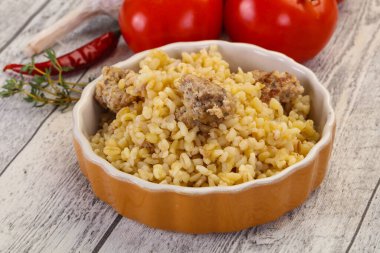 Et ve baharatlı bulgur.
