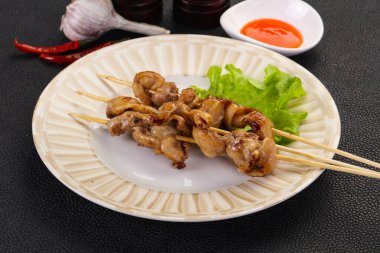 Acı soslu tavuk derisi şiş.