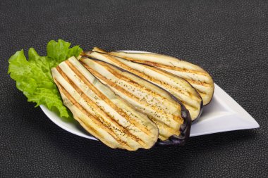 Kavanozda kızarmış patlıcan.