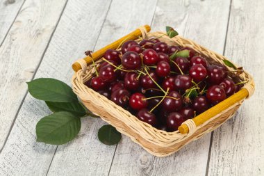 Yapraklarla dolu olgun kiraz yığını