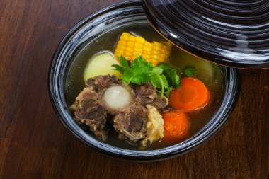 Et, sebze ve mısır çorbası.