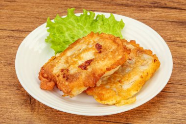 Ekmeğin içinde kızarmış morina balığı