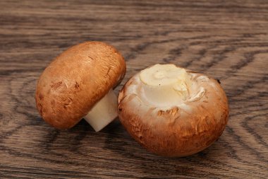 Arka planda Lezzetli Çiğ Kahverengi Şampiyonlar