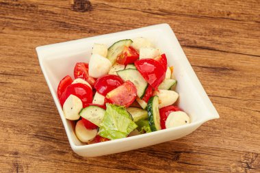 Sebzeli salata ve mozarlla peyniri.