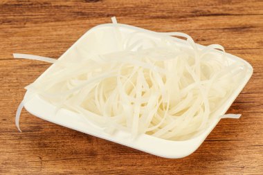 Haşlanmış pirinç eriştesi pişirmeye hazır.