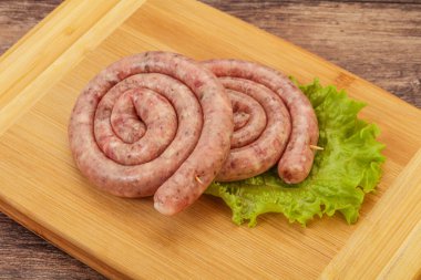 Izgara için çiğ domuz sosisi halkası.