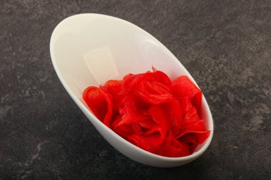 Asya mutfağı terbiye edilmiş zencefil kökü kasede.