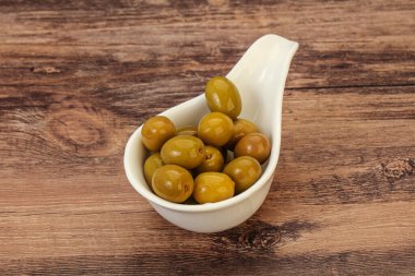 Kavanozda yeşil zeytin turşusu