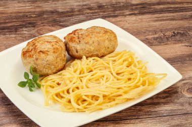 Peynirli spagetti ve ev yapımı tavuk pirzolası.