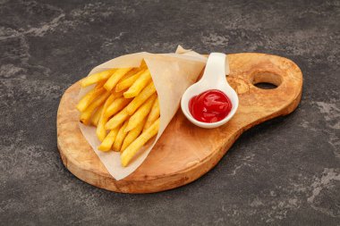 Domates soslu patates kızartması. 