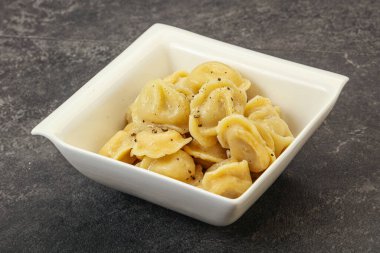 Et ve baharatlı Rus geleneksel hamur tatlısı.