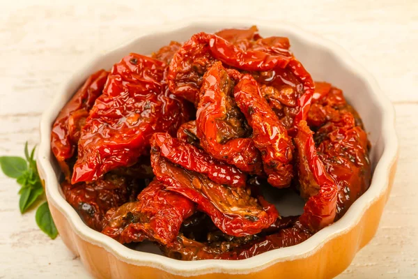 Fesleğen yapraklı kuru domates.