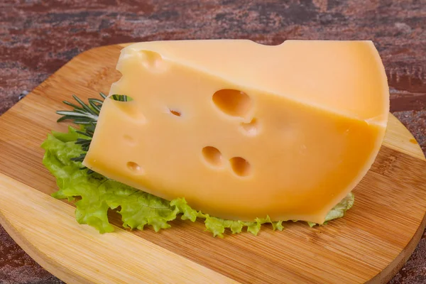Maasdam Käse Auf Dem Brett Serviert Salatblätter Und Rosmarin — Stockfoto