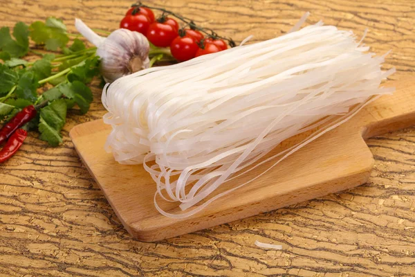 Tagliatelle Riso Crudo Servito Coriandolo Foglie — Foto Stock