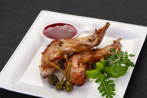 Dut soslu kızarmış tavşan bacağı.