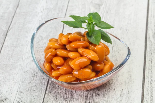 Feijão Branco Com Molho Tomate Servido Folhas Manjericão — Fotografia de Stock