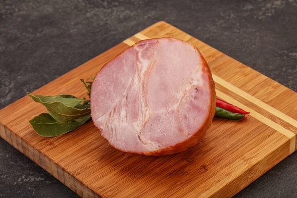 Ham Gesneden Het Bord Geserveerd Laurierbladeren — Stockfoto