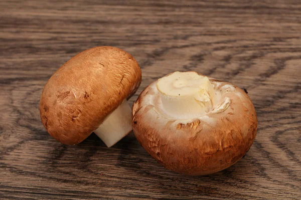 Arka planda Lezzetli Çiğ Kahverengi Şampiyonlar