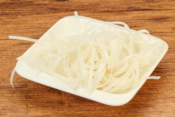 Haşlanmış pirinç eriştesi pişirmeye hazır.