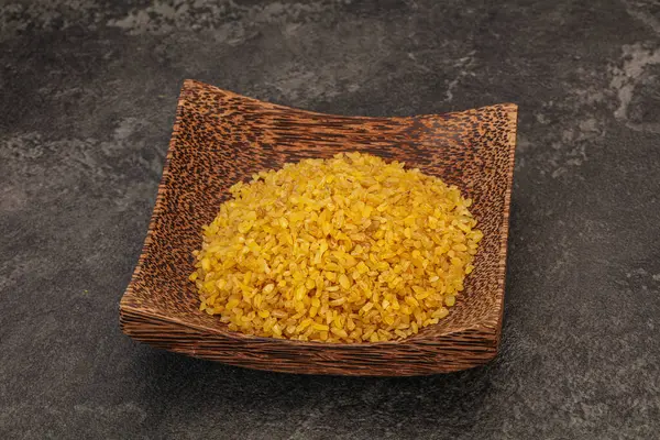 Vejetaryen mutfağı. Kasede pişirmek için kuru bulgur.