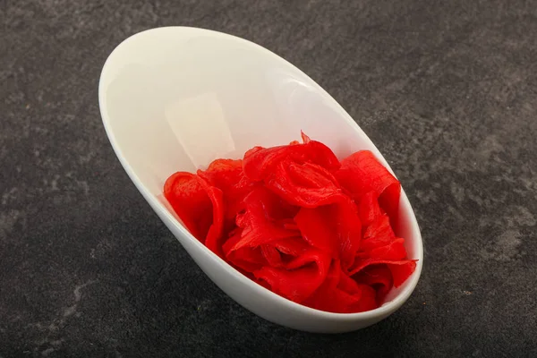 Asya mutfağı terbiye edilmiş zencefil kökü kasede.