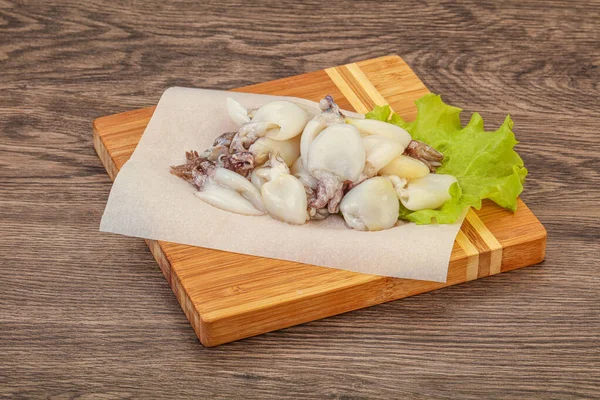 Çiğ deniz ürünleri, güvertede pişirmek için mürekkep balığı.