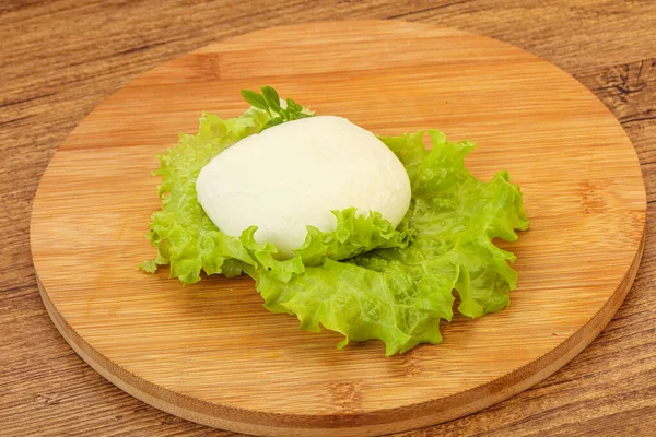 Bola Queijo Mozzarella Italiana Sobre Bordo — Fotografia de Stock