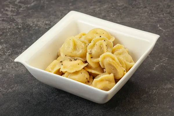 Et ve baharatlı Rus geleneksel hamur tatlısı.