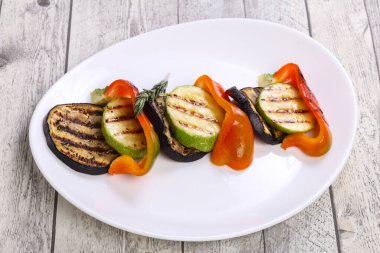 Izgara sebze, patlıcan, kabak ve biber tabakta.