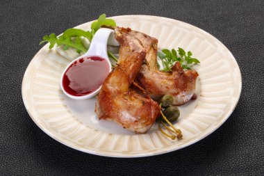 Dut soslu kızarmış tavşan bacağı.