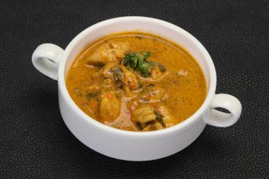 Geleneksel Tayland körili tavuk çorbası ve hindistan cevizi sütü.