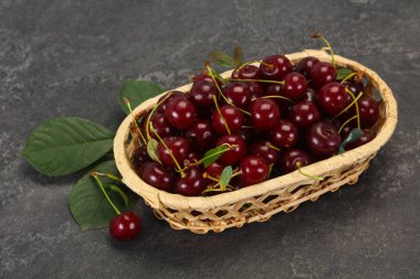 Yapraklarla dolu olgun kiraz yığını