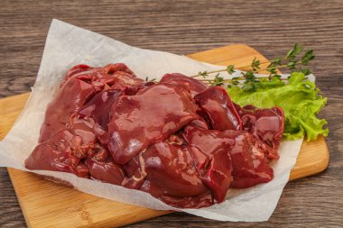 Çiğ tavuk ciğeri pişmeye hazır.