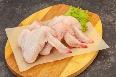 Çiğ tavuk kanatları pişmeye hazır.