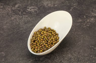 Vejetaryen mutfağı. Pişirmek için kuru yeşil mercimek.