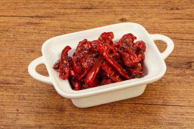 Zeytinyağı ve bitkilerle kurutulmuş domates.