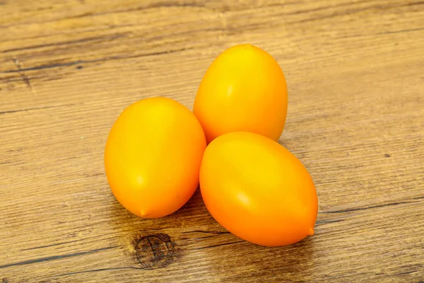 Λίγα Κίτρινα Ώριμα Νόστιμα Λαχανικά Ντομάτες — Φωτογραφία Αρχείου