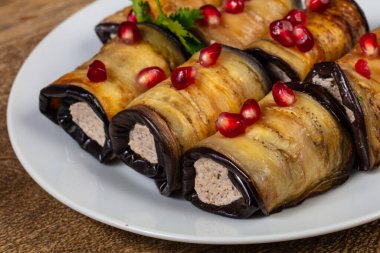 Pomegranet tohumları ile doldurulmuş patlıcan rulo