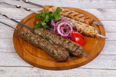 Kıymalı biftek ve tavuk kebabı.