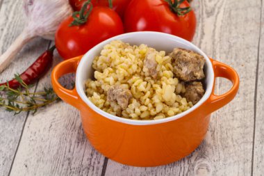 Et ve baharatlı bulgur.