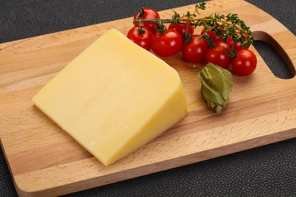 Hartparmesan Käsestück Über Holzhintergrund — Stockfoto