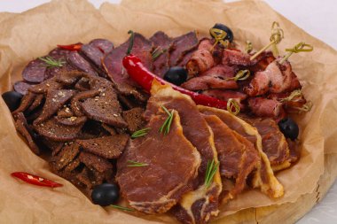 Tahtada bira için et tabağı