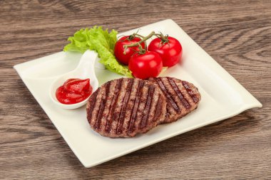 Domates soslu ızgara burger pirzolası