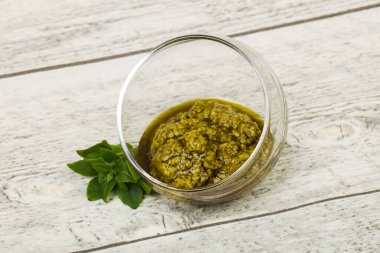 Fesleğen sosu Pesto kabın içinde